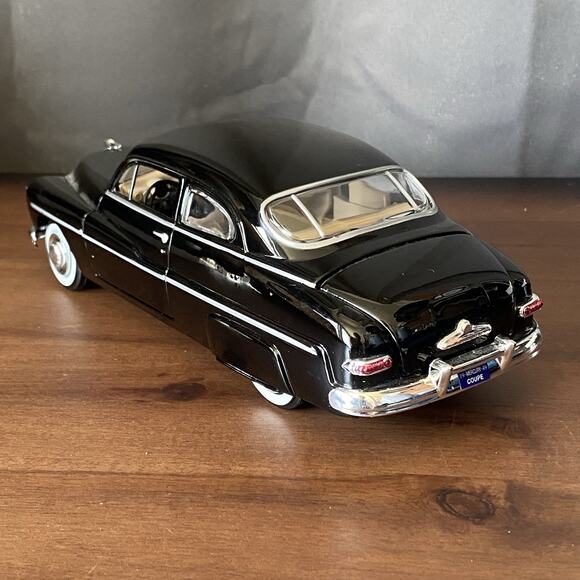 Motormax 1949 Mercury Black Diecast Model Car 1:24 Scale - Picture 4 of 11